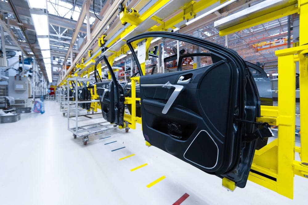 การผลิตชิ้นส่วนรถยนต์ประเภทชิ้นส่วนภายใน (Interior Parts) อาจมีการใช้เทคนิคฉีดขึ้นรูปพลาสติกร่วมด้วย